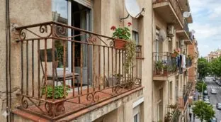 La LPH lo confirma: podrías librarte de pagar por la barandilla de tu balcón o terraza si tiene desperfectos que afectan a la fachada