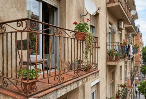 La LPH lo confirma: podrías librarte de pagar por la barandilla de tu balcón o terraza si tiene desperfectos que afectan a la fachada