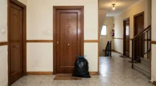 Adiós a la basura en el rellano: la Ley de Propiedad Horizontal prohíbe dejar la bolsa en tu puerta aunque sea poco tiempo