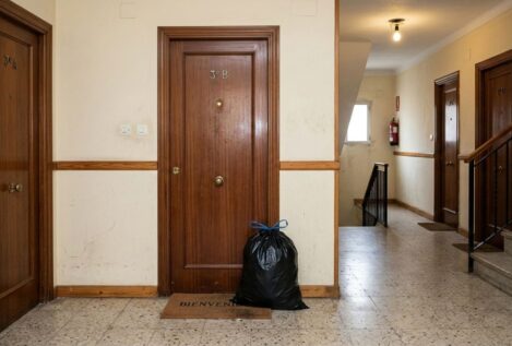 Adiós a la basura en el rellano: la Ley de Propiedad Horizontal prohíbe dejar la bolsa en tu puerta aunque sea poco tiempo