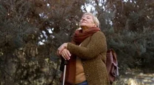 Bertrand Russell, filósofo, lo dejó claro en 1930: «La felicidad no es solo éxito ni la ausencia de deseo, sino ser parte del río de la vida»