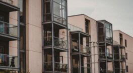 La LPH lo aclara: puedes usar tu balcón para guardar trastos o bicicletas, salvo prohibición expresa del Ayuntamiento o la Comunidad