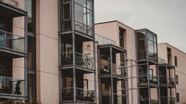 La LPH lo aclara: puedes usar tu balcón para guardar trastos o bicicletas, salvo prohibición expresa del Ayuntamiento o la Comunidad