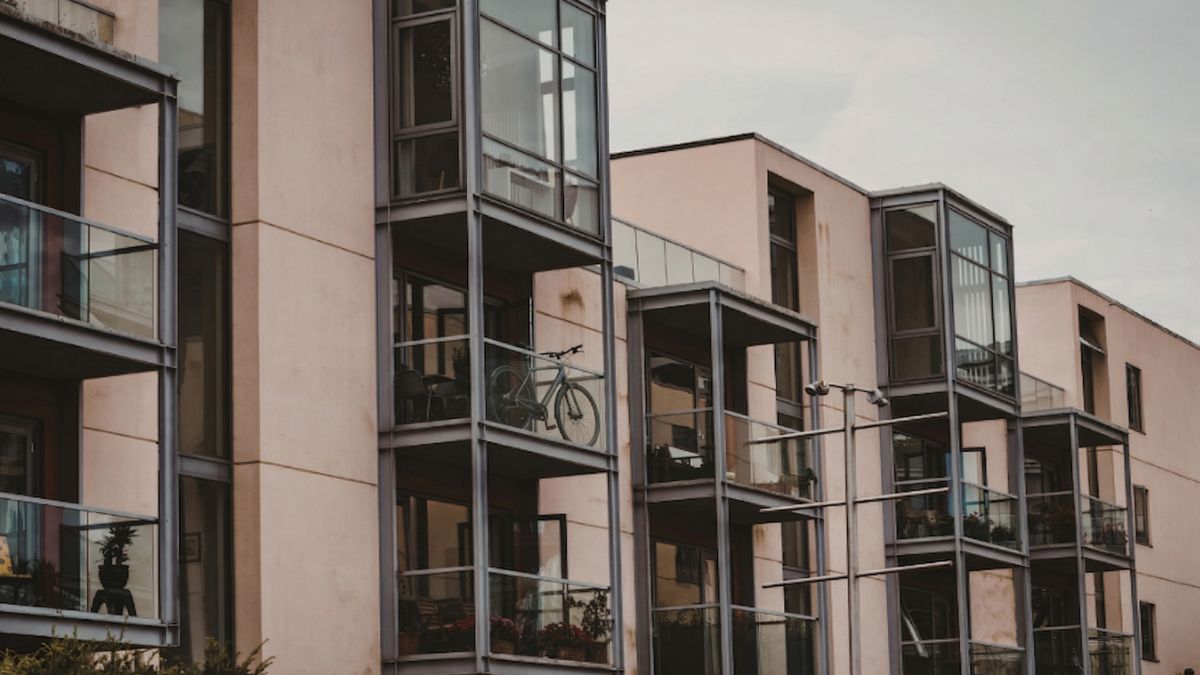 La LPH lo aclara: puedes usar tu balcón para guardar trastos o bicicletas, salvo prohibición expresa del Ayuntamiento o la Comunidad