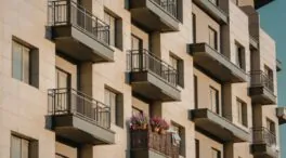 Ni brezo ni cañizo: la LPH te prohíbe tapar la barandilla de tu terraza si rompes la estética del edificio