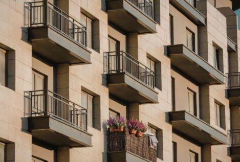 Ni brezo ni cañizo: la LPH te prohíbe tapar la barandilla de tu terraza si rompes la estética del edificio