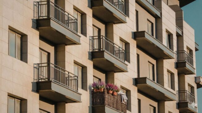 Ni brezo ni cañizo: la LPH te prohíbe tapar la barandilla de tu terraza si rompes la estética del edificio
