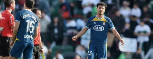 El Hilali denuncia un ataque de Rafa Mir durante el Elche-Espanyol: «Viniste en patera»