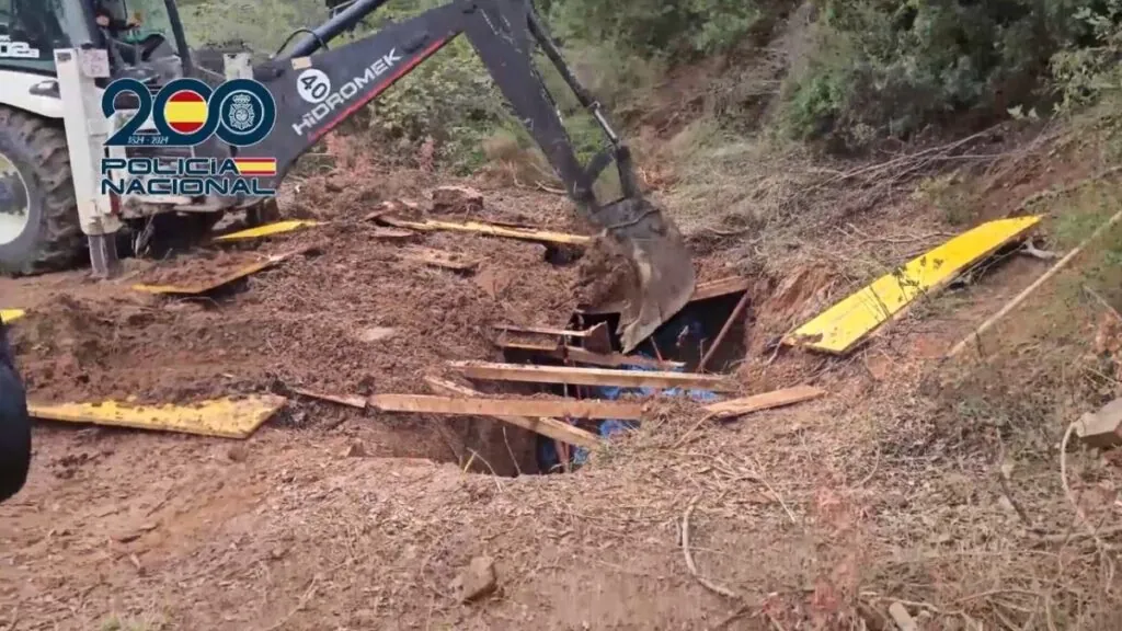 Una grúa colabora en el acceso al túnel