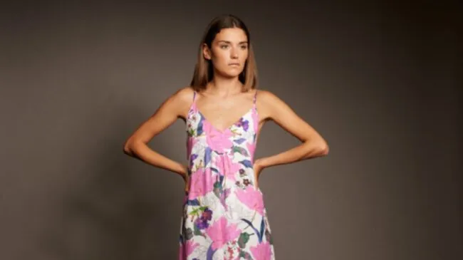 Cinco vestidos de invitada de boda de marcas españolas con los que acertarás esta primavera 2026