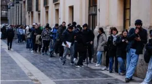 El Gobierno pone a los funcionarios a hacer horas extra para la regularización masiva