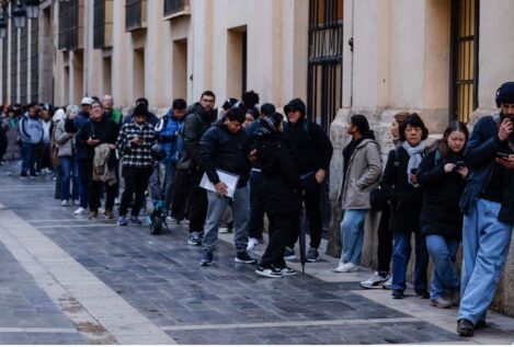 El Gobierno pone a los funcionarios a hacer horas extra para la regularización masiva