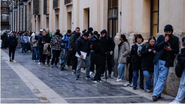 El Gobierno pone a los funcionarios a hacer horas extra para la regularización masiva