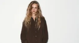 Ni marrón chocolate ni negro: el color tendencia de Zara para blusas de primavera que funcionan de día y de noche