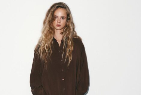 Ni marrón chocolate ni negro: el color tendencia de Zara para blusas de primavera que funcionan de día y de noche