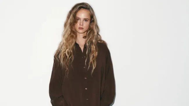 Ni marrón chocolate ni negro: el color tendencia de Zara para blusas de primavera que funcionan de día y de noche