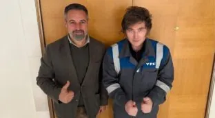 Milei se reúne en Madrid con Abascal vestido con un mono de trabajo de YPF