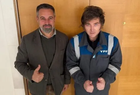 Milei se reúne en Madrid con Abascal vestido con un mono de trabajo de YPF