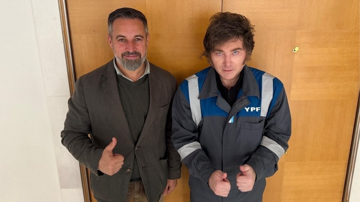 Milei se reúne en Madrid con Abascal vestido con un mono de trabajo de YPF
