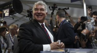 Laporta gana las elecciones a la presidencia del Barça con el 67% de los votos, según sondeos