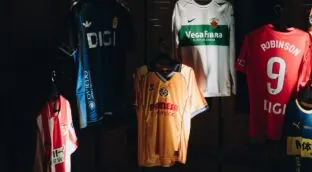 La nostalgia se viste de corto: LALIGA se suma al 'boom' de las camisetas clásicas con su primera Jornada Retro