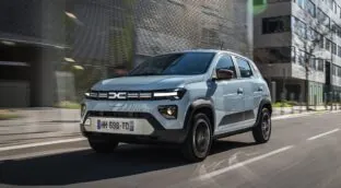 Dacia convierte al Spring en un coche serio y lo mantiene por debajo de 12.000 euros