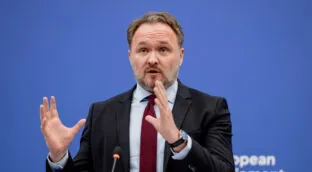 Bruselas pide viajar menos, bajar la velocidad en autopistas y teletrabajar por la crisis de petróleo