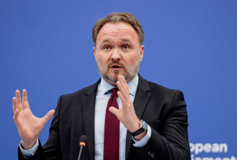 Bruselas pide viajar menos, bajar la velocidad en autopistas y teletrabajar por la crisis de petróleo