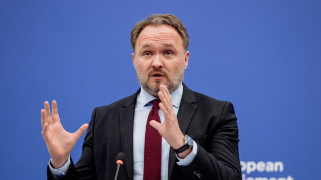 Bruselas pide viajar menos, bajar la velocidad en autopistas y teletrabajar por la crisis de petróleo