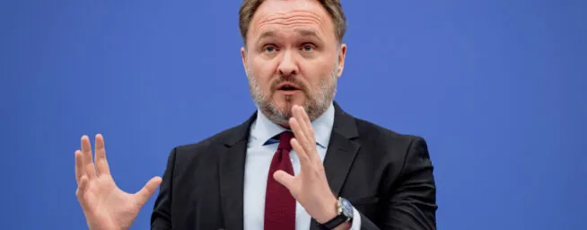 Bruselas pide viajar menos, bajar la velocidad en autopistas y teletrabajar por la crisis de petróleo