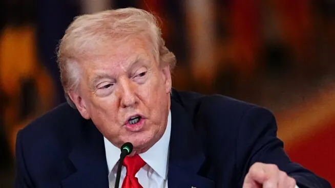 EEUU ataca Jark, epicentro iraní del petróleo, y pide a sus aliados que se sumen a la operación