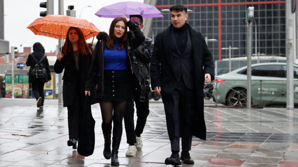 La actriz Elisa Mouliaá llega al juzgado acompañada por el letrado Alfredo Arrien