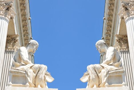 Epicteto, filósofo, sobre la felicidad: «No pretendas que las cosas ocurran como tú quieres, sino que se produzcan tal como se producen»