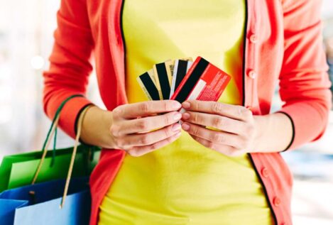 Erich Fromm, filósofo y psicoanalista, ya lo confirmó en 1956: «La falsa felicidad está en el deseo de comprar»