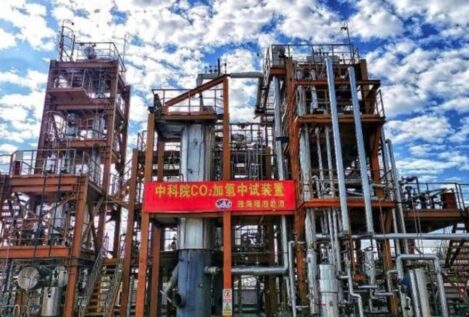 China implementa un tope al precio de los combustibles ante la escalada por la guerra