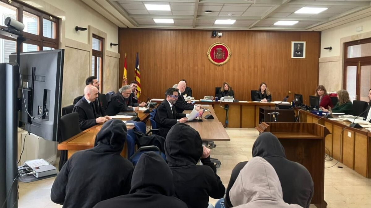 Los ocho acusados de la violación grupal de Magaluf condenados a 72 años de prisión