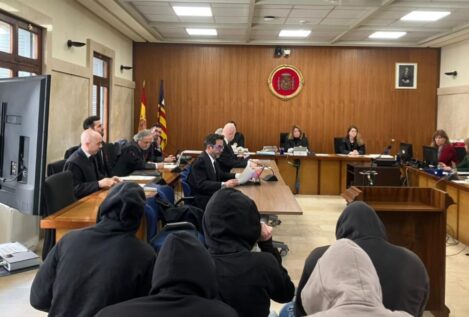 Los ocho acusados de la violación grupal de Magaluf, condenados a 72 años de prisión