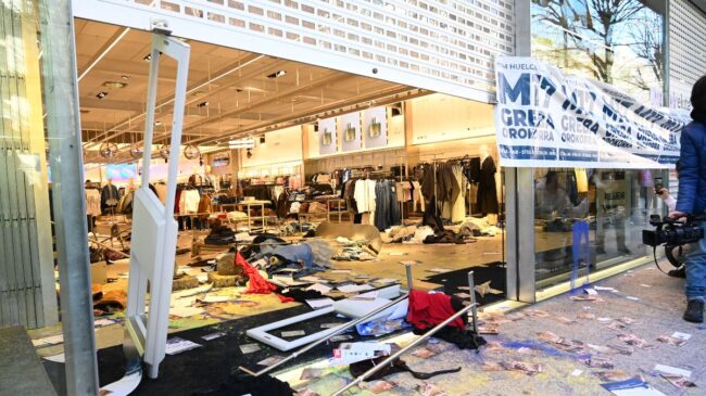 Piquetes de sindicatos 'abertzales' destrozan un comercio en Bilbao durante una protesta