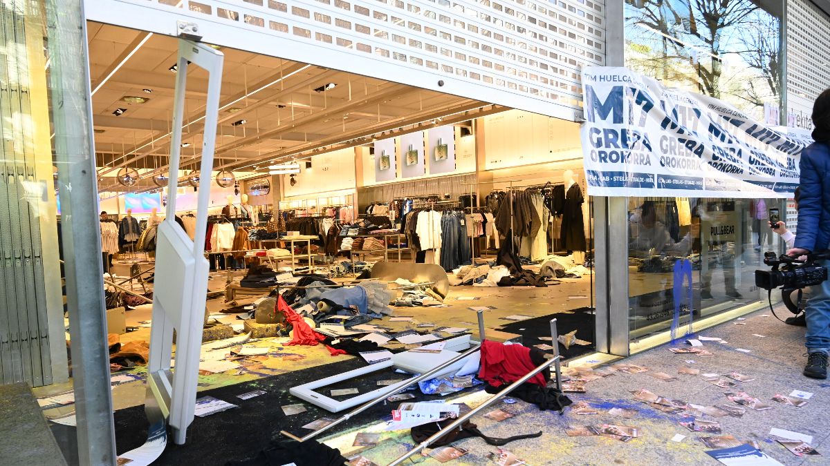 Piquetes de sindicatos ‘abertzales’ destrozan un comercio en Bilbao durante una protesta