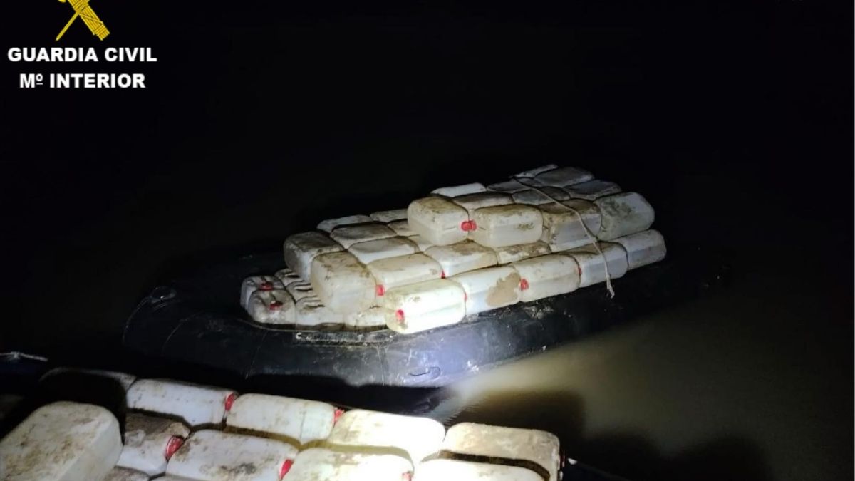 Tres detenidos con 334 petacas de gasolinas en cuatro narcolanchas en Cádiz