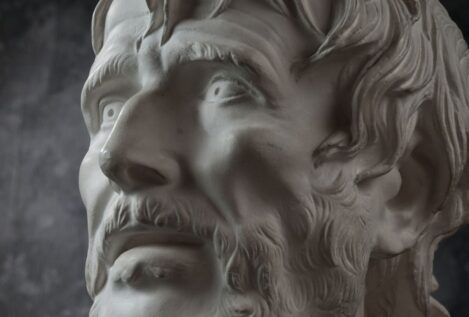 Séneca, filósofo, ya adelantó una clave esencial de la felicidad: «Si no te llevas bien contigo mismo, tampoco podrás hacerlo con los demás»