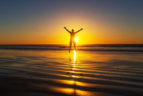 Frédéric Lenoir (63), filósofo y escritor: «La felicidad se aprende, como se aprende a pensar o a amar»