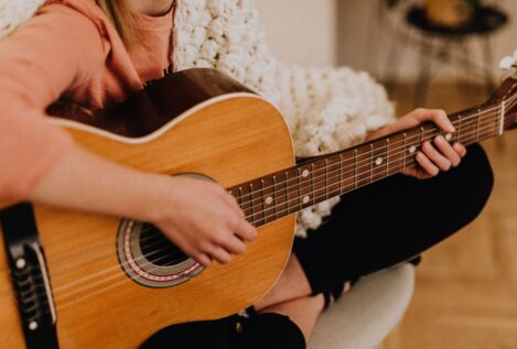 La Ley lo confirma: tu vecino puede tocar el piano o la guitarra, pero si los decibelios o la frecuencia es excesiva se le podría embargar