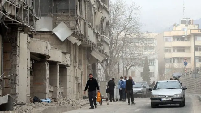 EEUU bombardeó otra escuela y un polideportivo en Irán el primer día de la guerra