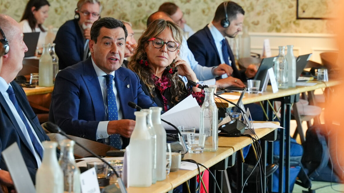 Juanma Moreno apunta a elecciones en mayo en Andalucía al suspender su agenda europea