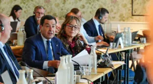 Juanma Moreno apunta a elecciones en mayo en Andalucía al suspender su agenda europea