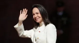 Trump aconseja a Corina Machado no regresar a Venezuela, pero ella insiste en volver