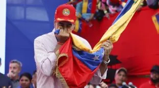 Maduro asegura estar «bien y firme» y llama al diálogo en Venezuela