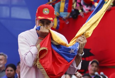 Maduro asegura estar «bien y firme» y llama al diálogo en Venezuela