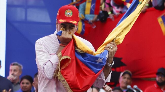 Maduro asegura estar «bien y firme» y llama al diálogo en Venezuela